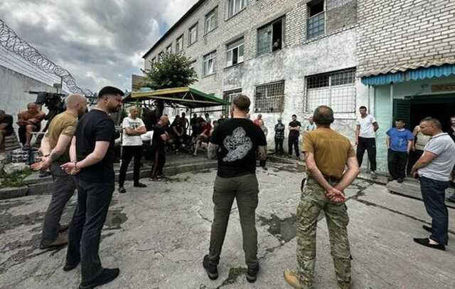 Засуджені масово йдуть в ЗСУ. Хто вони, яка у них мотивація та які існують ризики?