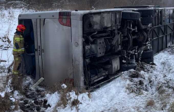 У Польщі неподалік кордону з Україною сталася ДТП за участі туристичного автобуса: постраждало 19 осіб