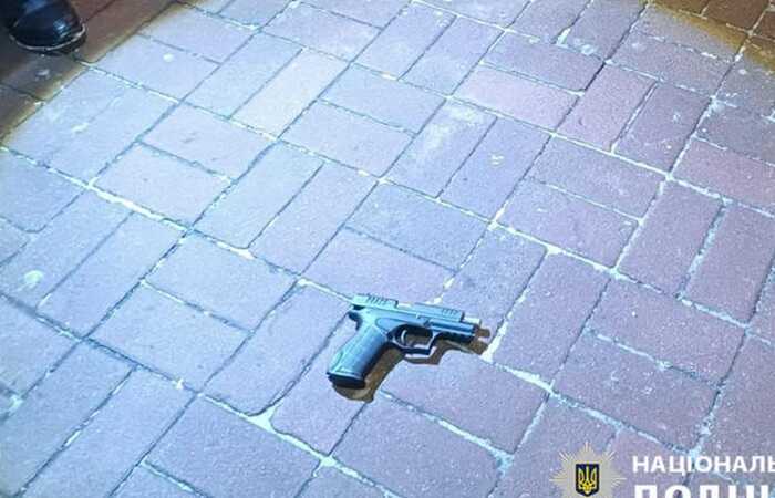 У центрі Києва нетверезий чоловік влаштував стрілянину після сварки з перехожим