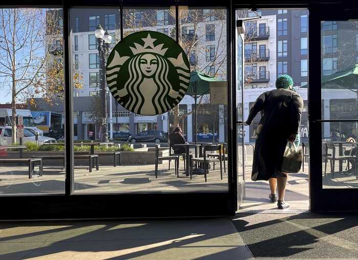 Мережа кав’ярень Starbucks повинна виплатити $50 млн кур’єру, який обпікся гарячим напоєм