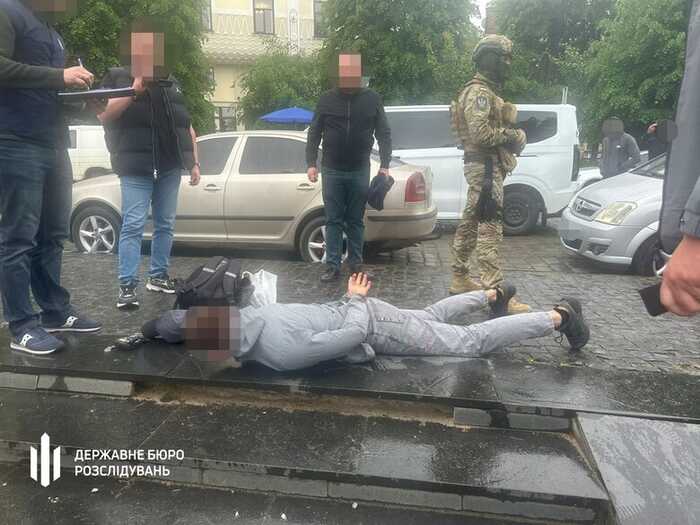 На Буковині викрили правоохоронця, який за 9 тисяч доларів безперешкодно пропускав чоловіків через кордон