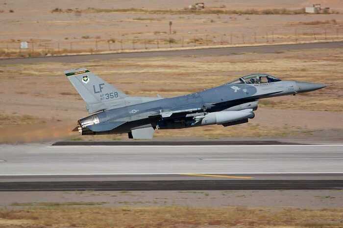 США підняли F-16 для перехоплення літака поблизу гольф-клубу Трампа